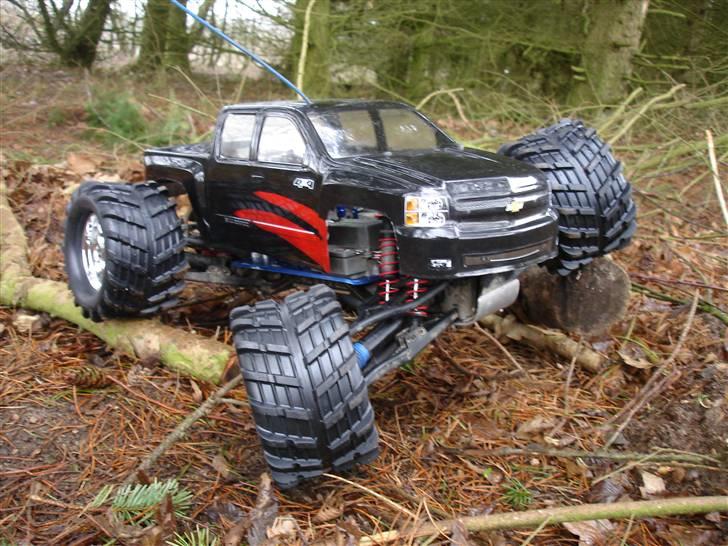 Off-Roader T-Maxx 3.3 - Godt nok er affjedringen på en T-maxx ikke noget man burde blære sig med, men det ser godt ud synes jeg =) billede 4