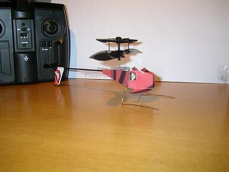 Helikopter Picooz - 3. gang lykkens gang. Stabile og simple "ben" der samtidig gør den mindre kedelig at se på :P billede 14