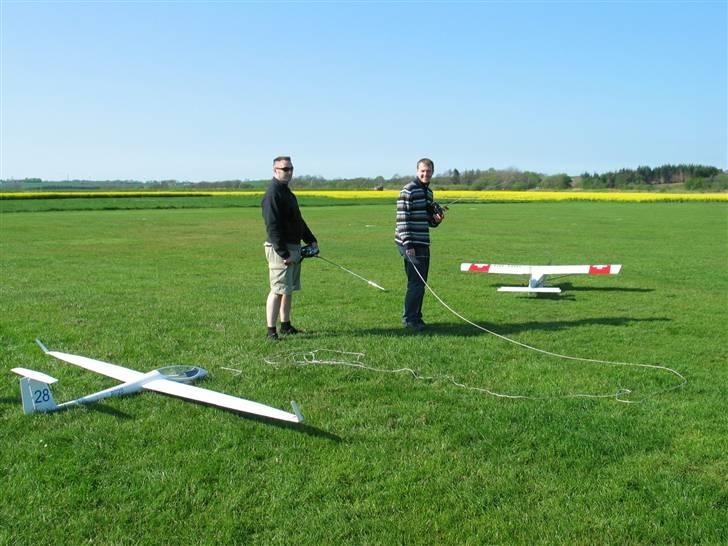 Fly ASW 28  - Trækker dreng Lars og mig som venter  billede 2