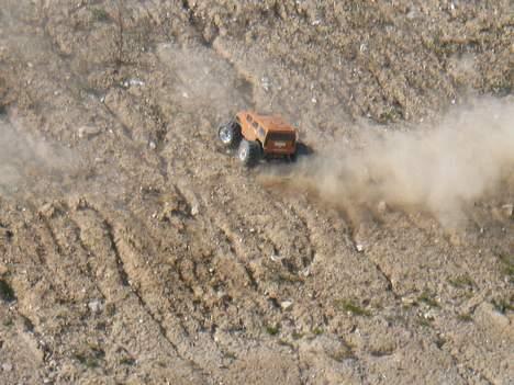 Off-Roader FG Hummer h2 - racer lige op af skrænten billede 17