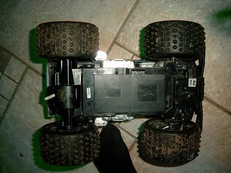 Bil mad bull - nedenunder hvor man kan se skjoldet der er som holder batteriet og hvor man kan hjustere hvilket hjul den ska træk på... billede 6