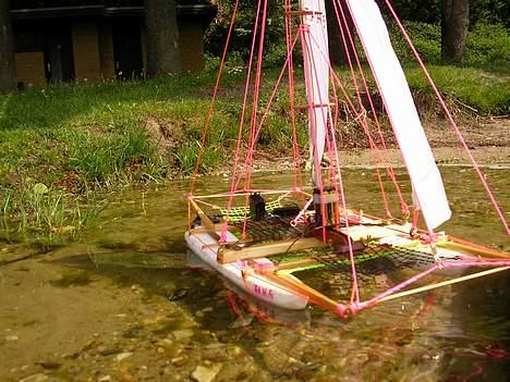 Båd ¤´¯`·.Katamaran.·´¯`¤ - Styring er lavet ud fra forhjulsophænget på en Cen minimadness, forbundet med en lakeret alustang fra en tidligere antenne. billede 1
