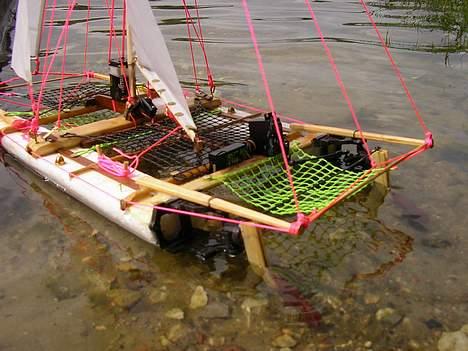 Båd ¤´¯`·.Katamaran.·´¯`¤ - Styring er lavet ud fra forhjulsophænget på en Cen minimadness, forbundet med en lakeret alustang fra en tidligere antenne. billede 10
