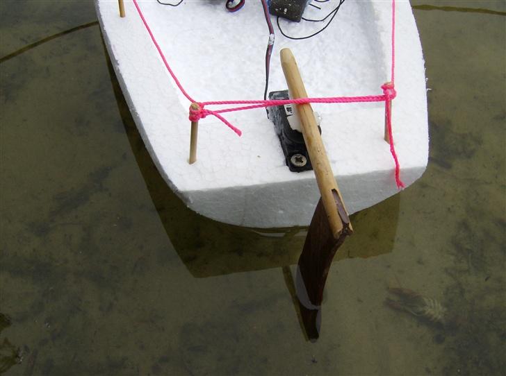 Båd ".·´¯`·.·Robåd·.·´¯`·." - Ror er momteret på servoen.....(-: billede 8
