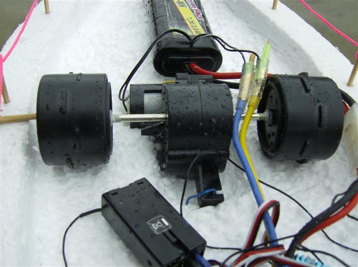 Båd ".·´¯`·.·Robåd·.·´¯`·." - Baghjulstøj fra en gammel brandbil......(-: billede 9