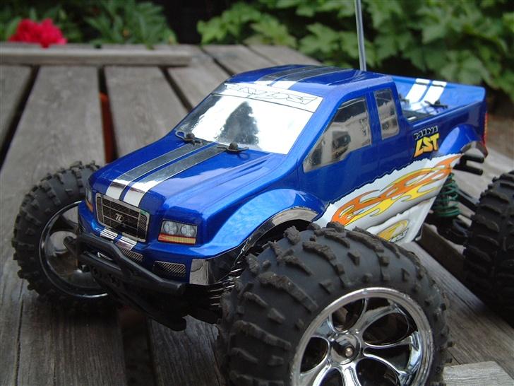 Off-Roader Team Losi mini LST - Her efterfølgende stylet med solfilm og crom striber. billede 2