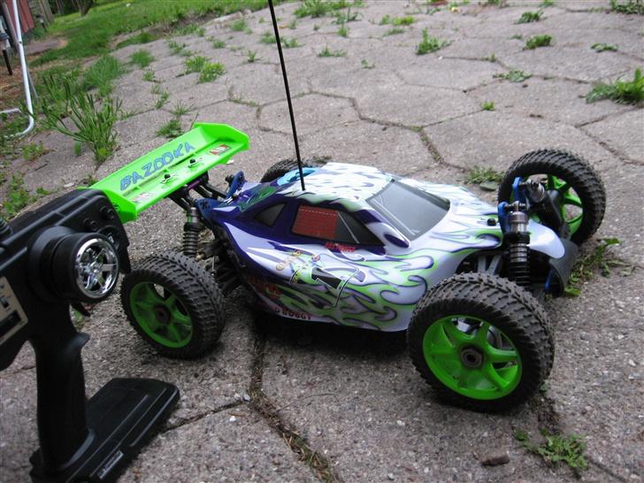 Buggy Bazooka 1:8 - Lige et billede m. fjernstyringen og karossen på. billede 1