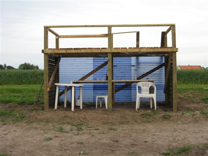 Buggy Bazooka 1:8 - Vores kontrol-tårn blev færdig med det idag d. 2/6-07. Man har et godt overblik over banen og der er plads under kontol-tårnet til at kunne skrue i biler eller sidde i tørvejr. billede 7