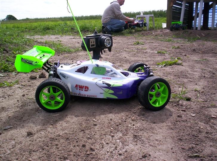 Buggy Bazooka *Lynet* - Så er det tid til Race, her er det søndag d. 3/6-07 klokken 12 lige inden det hele går løs, svigerfar i bagrunden med sin Cen-truck, og til højre er det min kæreste´s Bazooka som blev købt dagen før.. billede 4