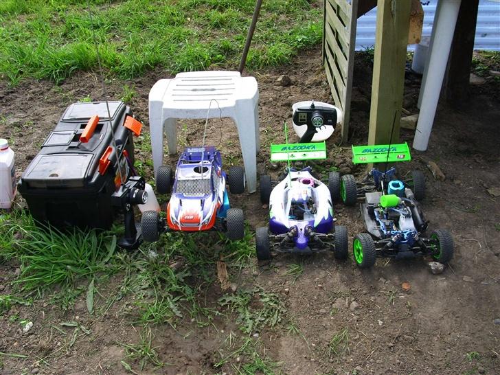 Buggy Bazooka 1:8 - Min t.h., min kærestes i midten og min fars ude t.v. Den min far køre med er pt. kun en prøve bil da han egen er til repration pga. produktionsfejl. billede 8