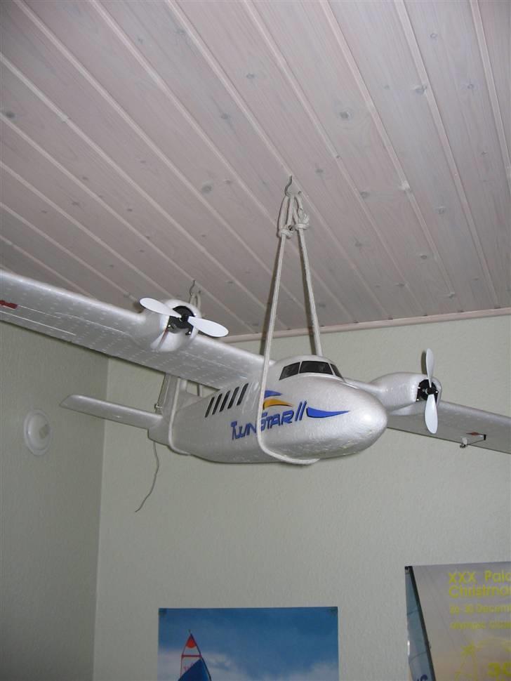 Fly Multiplex Twinstar II - Hænger oppe under loftet, så den ikke fylder så meget andet plads billede 3