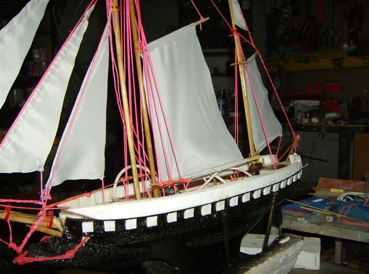 Båd ´¯`·2 mastet sejlbåd·´¯` - her har jeg malet den og sat kanonhuller.........(-: billede 5