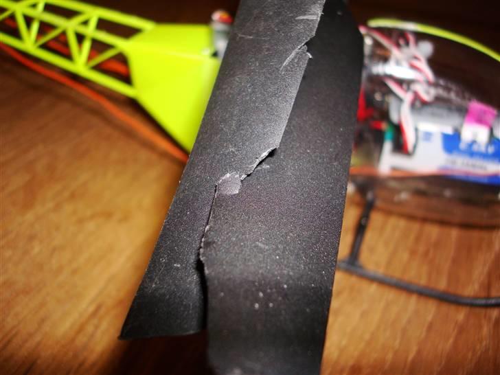 Helikopter LAma - Youp Det er det der sker når man købeer skod blade. køb EXtreme blade de er både hårdere og de er profilerede så der er mere updrift. billede 8