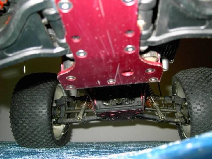 Off-Roader CEN GENESIS 46 LIMITED - Undervogn er godt beskyttet med forstærket bundplade som sikrer skade mod vitale dele, samt underskruet skruer.... billede 3