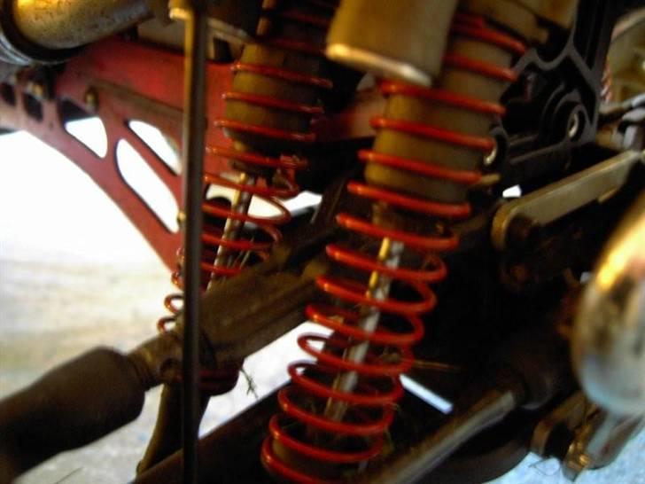 Off-Roader CEN GENESIS 46 LIMITED - Der er dobbelte fjedre på alle 4 hjul... sikrer optimal affjedring ved hop og kørsel på ujævnt underlag... billede 4