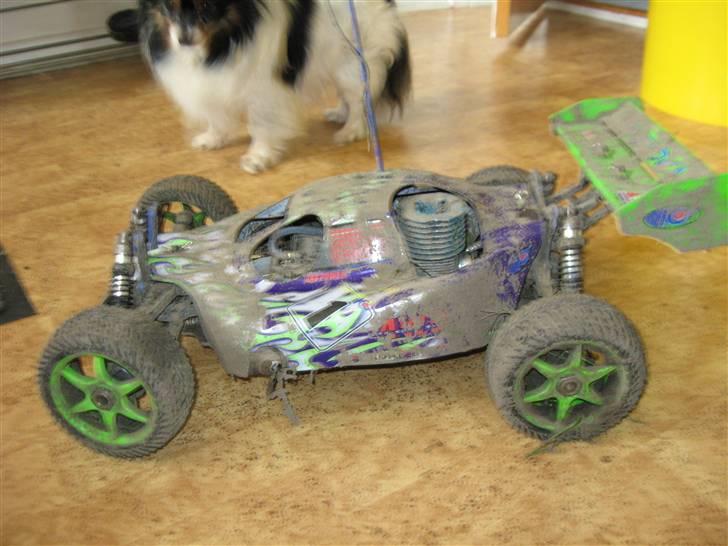 Buggy Bazooka 1:8 - Møg beskidt bazooka efter at have været ude på banen og køre... billede 9