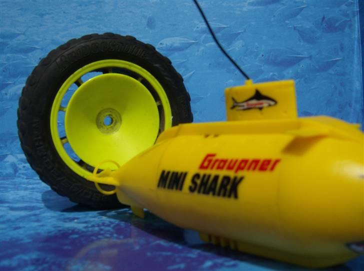 Båd U Båd Graupner mini shark - Størrelse i forhold til et dæk fra 1/10 model. billede 6