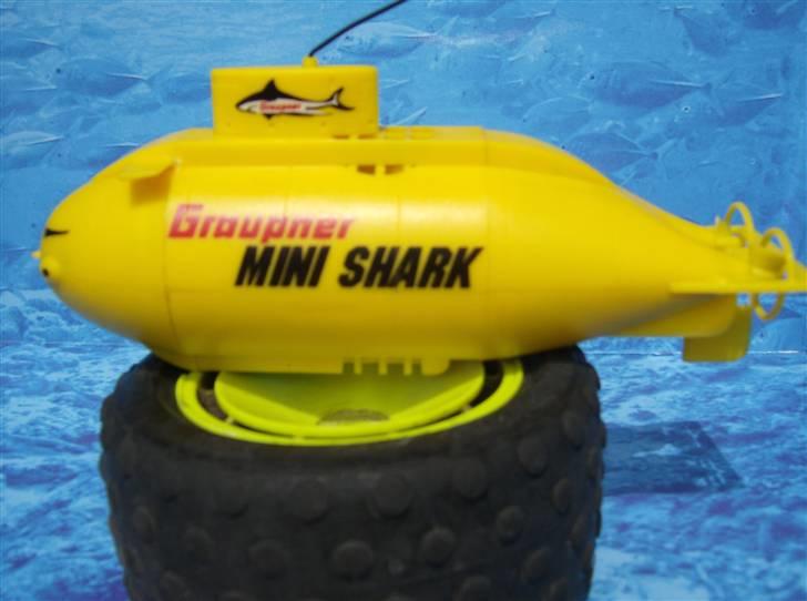 Båd U Båd Graupner mini shark - Størrelse i forhold til et dæk fra 1/10 model. billede 8