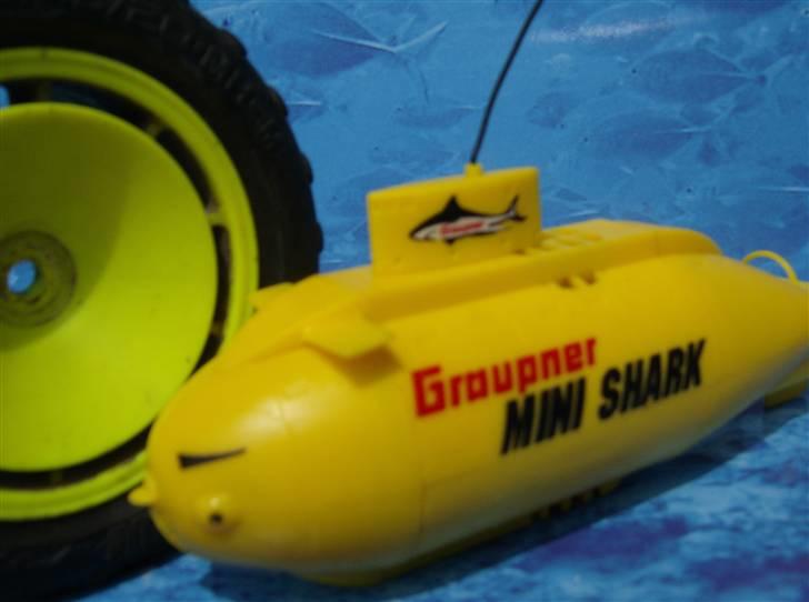 Båd U Båd Graupner mini shark - Størrelse i forhold til et dæk fra 1/10 model. billede 9