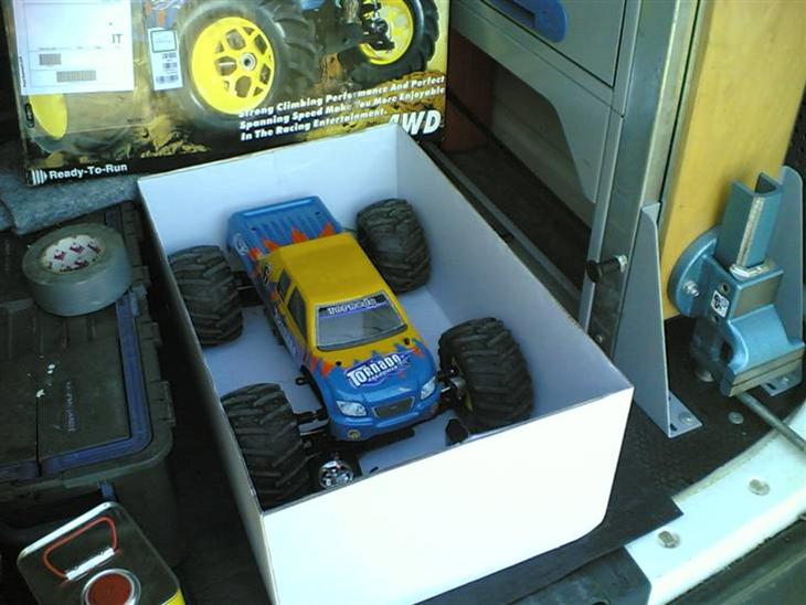 Bil Tornado 4WD NITRO truck - Her er den så.... Helt "Papkasse ny" og jeg glæder mig helt vildt til at komme igang. billede 1