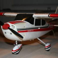Fly Cessna 182