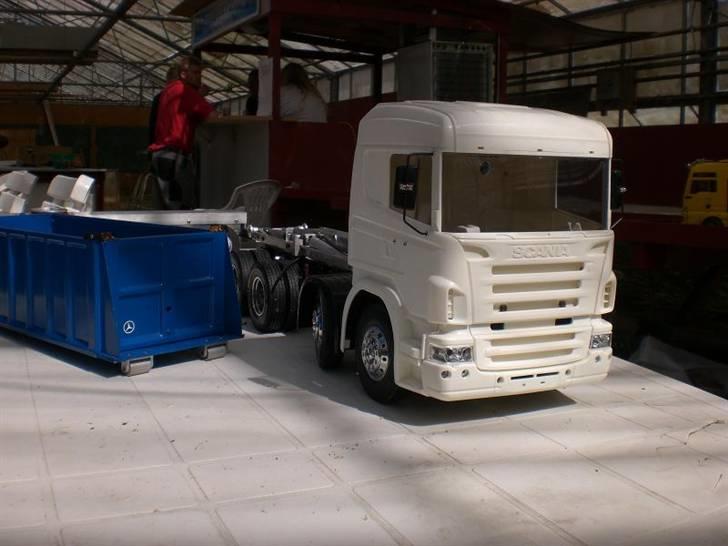 Lastbiler Tamiya Scania R620 SOLGT - Nyt billed fra Roskilde, taget af Sandberg!!! Det ses tydeligt styrtøjet ikke er lavet færdig endnu... billede 10