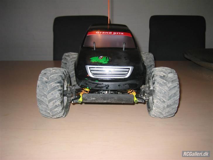 Off-Roader hbx bonzer SOLGT - helt ny lakering... for derefter at prøvekører den lige ind i det største træ på vejen :-( billede 1