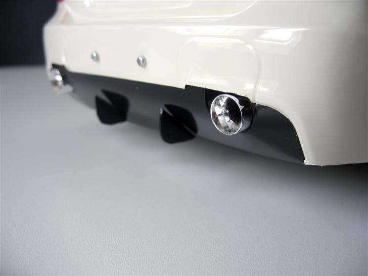 Bil Tamiya TT01 BMW 320si E90 - På en hvid baggrund kan man meget bedre fornemme diffuseren billede 15