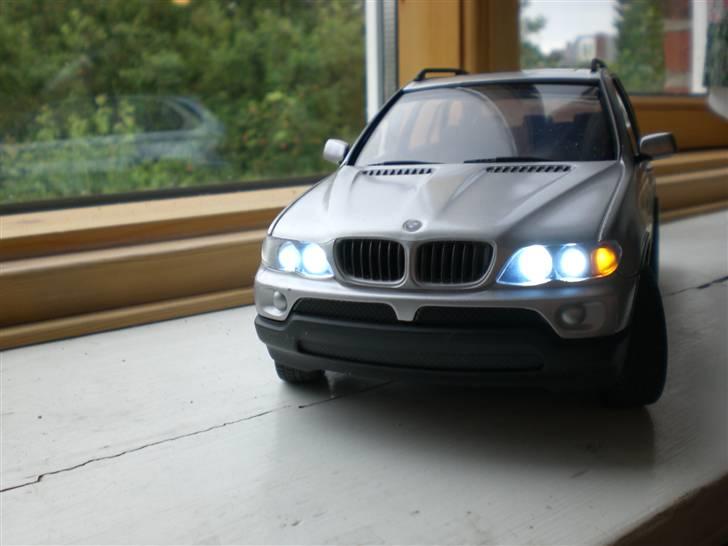 Bil Silverlit BMW X5 - "Xenon lys" hehe kan slukkes på fjernbetjeningen billede 7