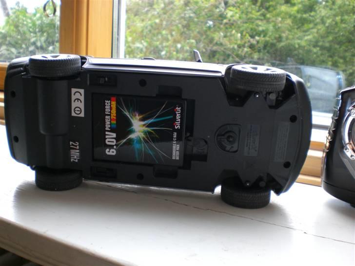 Bil Silverlit BMW X5 - Under bilen, her ses bla batteriet...! billede 9