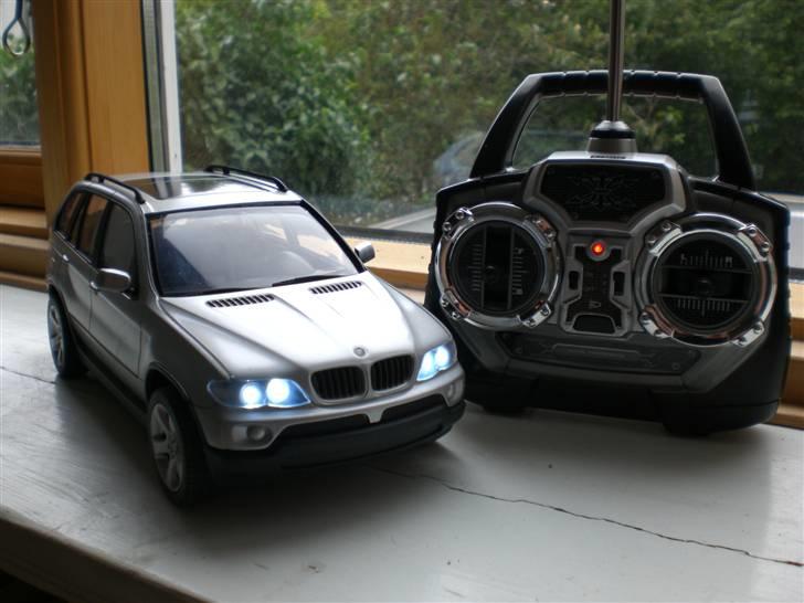 Bil Silverlit BMW X5 - Med senderen! I midten sidder knappen til at tænde og slukket lyset foran! billede 10