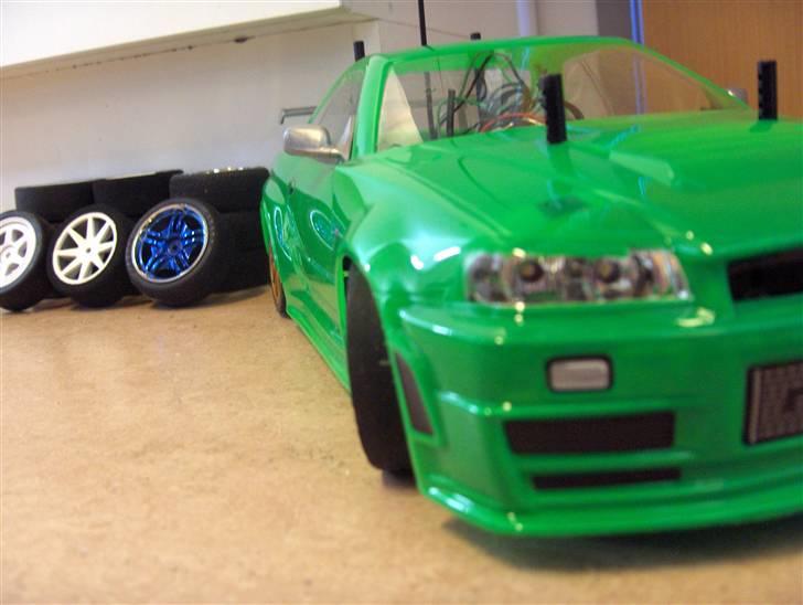 Bil Nismo R34 GT-R ((solgt)) - fronten, med de nyeste dæk i baggrunden billede 6