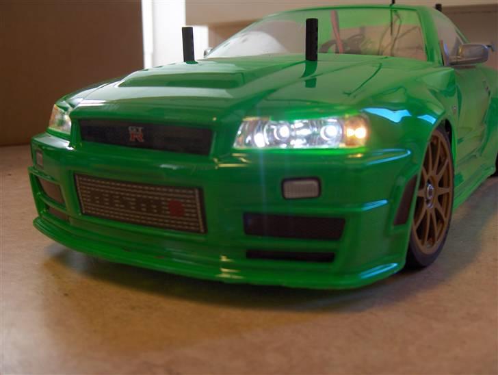 Bil Nismo R34 GT-R ((solgt)) - fronten igen med lyset tændt billede 10