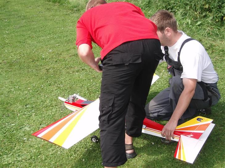 Fly Hangar 9 Alpha trainer - På flyvepladsen i skanderborg med kyndig hjælp til diverse indstillinger billede 18