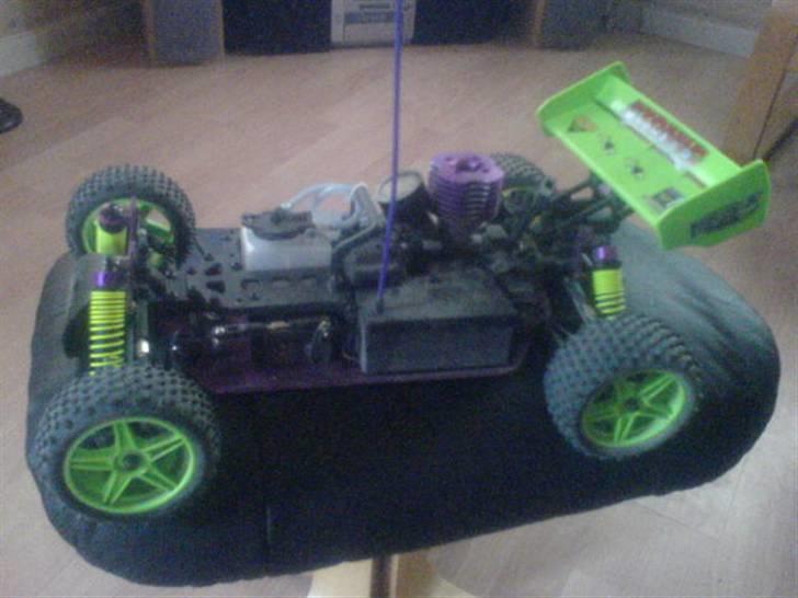 Off-Roader atomic warhead 4x4 nitro - den fylder godt på en fod skammel he he billede 3