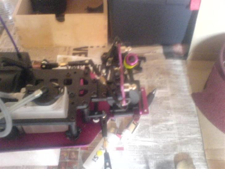 Off-Roader atomic warhead 4x4 nitro - lige et lille pit stop. den forreste bære arm røg sig en lille tur billede 4