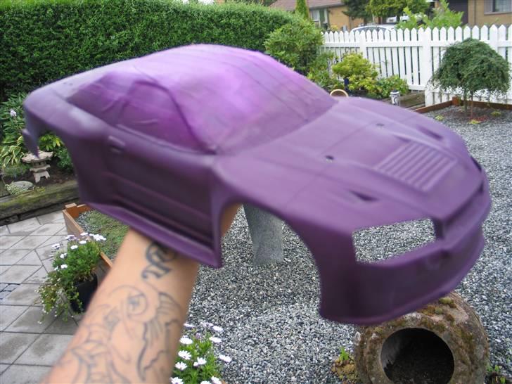 Bil HBX Skyline  - Efter første del af malingen! Toppen er stadigvæk sort, men det kommer nuligvis en effekt lak med møsnster hend over noget af bilen!! billede 7