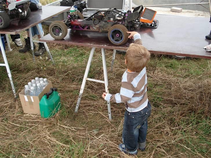 Buggy Baja5b - Service teamet tjekker dæk, og konstatere at bilerne siger NØNNNNNNN NØNNNNNN  billede 18