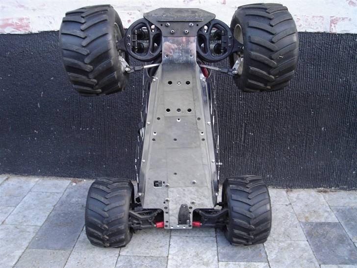 Bil FG Monster Truck - Bemærk den blanke bundplade, se fliser og selv mig med cam. billede 7