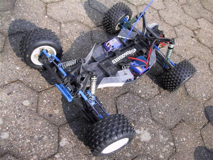 Off-Roader Associated RC10T4FT SOLGT - De der "plastick-sjovere" er pillet af. billede 6