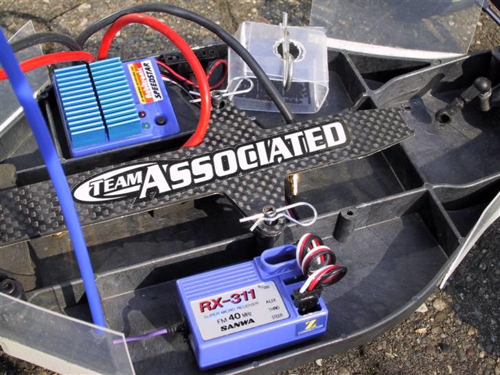 Off-Roader Associated RC10T4FT SOLGT - Den Robitronic ESC der ses her, er skiftet ud med den nye lille version. billede 7