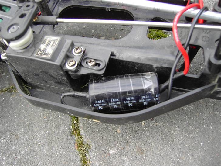 Buggy Tamiya DF-03 Dark Impact - En ordentlig kondensator og en gammel servo billede 9