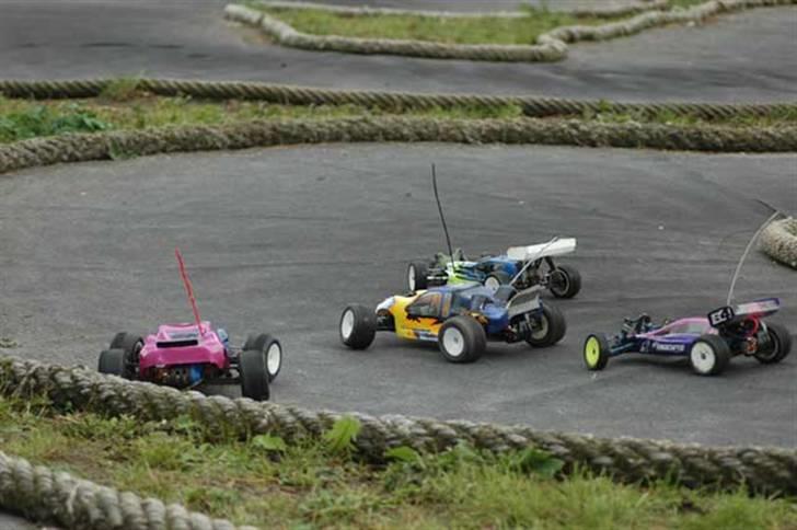 Off-Roader Associated RC10T4FT SOLGT - Mit aller første løb, med RC og med denne truck. Det er min dér i midten, med blåt/gult Losi karrosseri. Det er på Odense banen, og jeg købte bilen dagen før jeg skulle køre, så kendte den sådan set ikke. Elendig placering, men sjovt var det sku! :) billede 12