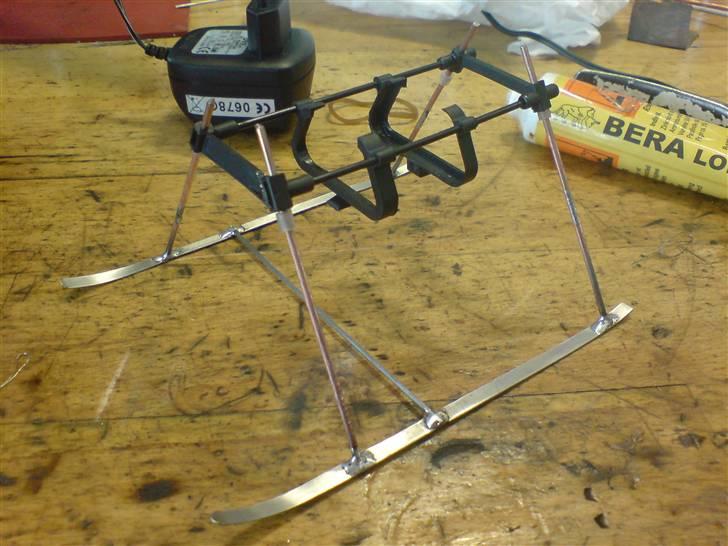 Helikopter Honey Bee E-sky - Skulle lige se om det var en ide at bygge sit eget landingsstel. Og det var det, ekstremt holdbart og ikke så tungt at den ikke kan flyve:) billede 4