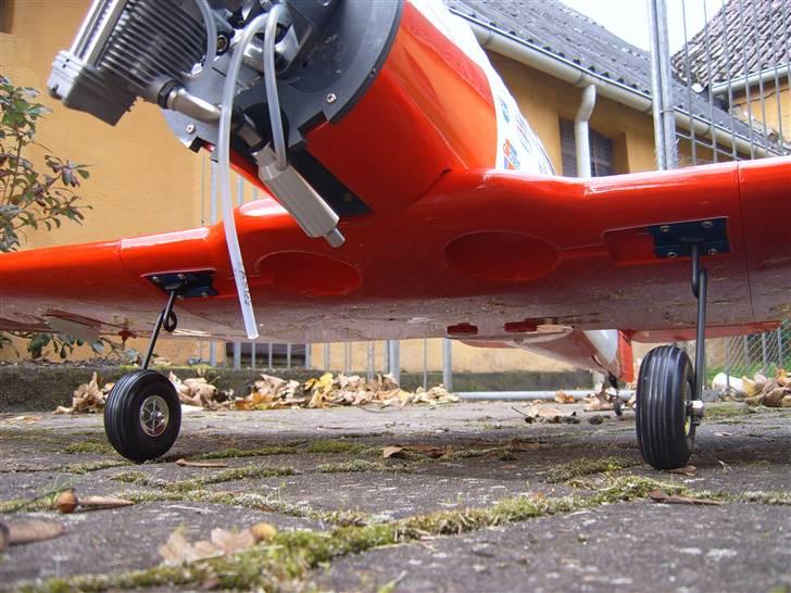 Fly NORTH A HAVARD AT-6 SOLGT - optrækkeligt understel, sjov detalje. billede 6