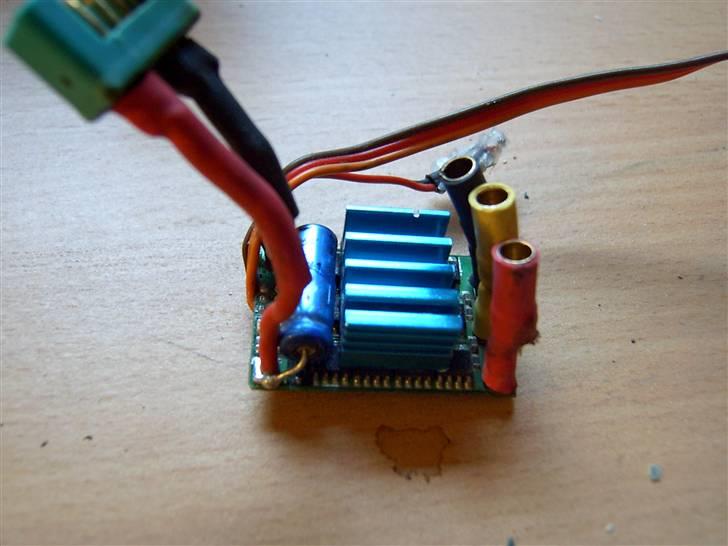 Buggy associated rc18b FT - 5mm kortere end std. køler monteret.korte ledninger.klar til 4cell lipo. :) billede 5