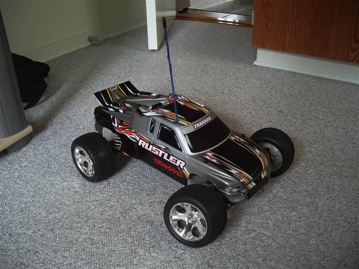 Off-Roader Traxxas Rustler Brushless - Nyt lille LRP mærke på spoileren billede 11
