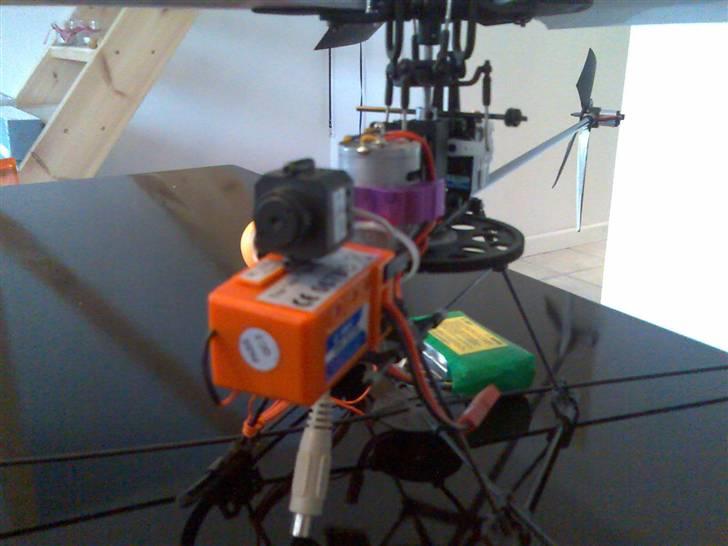 Helikopter E Sky HoneyBee CP2 3D - Her kan man se det lille trådløse kamera. billede 4