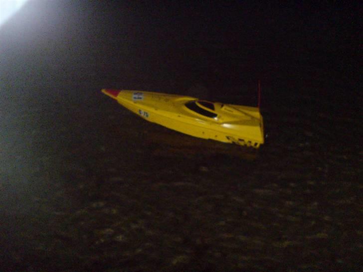 Båd RC projekt  benzin  - var lige ude og sejle  billede 13