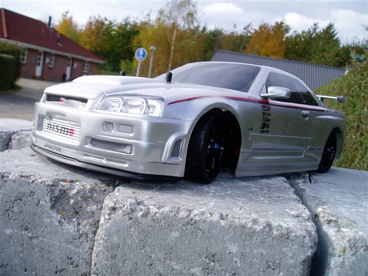 Bil TT-01 Carbon/Alu Edition - Karos farven står godt til de grå fliser billede 6